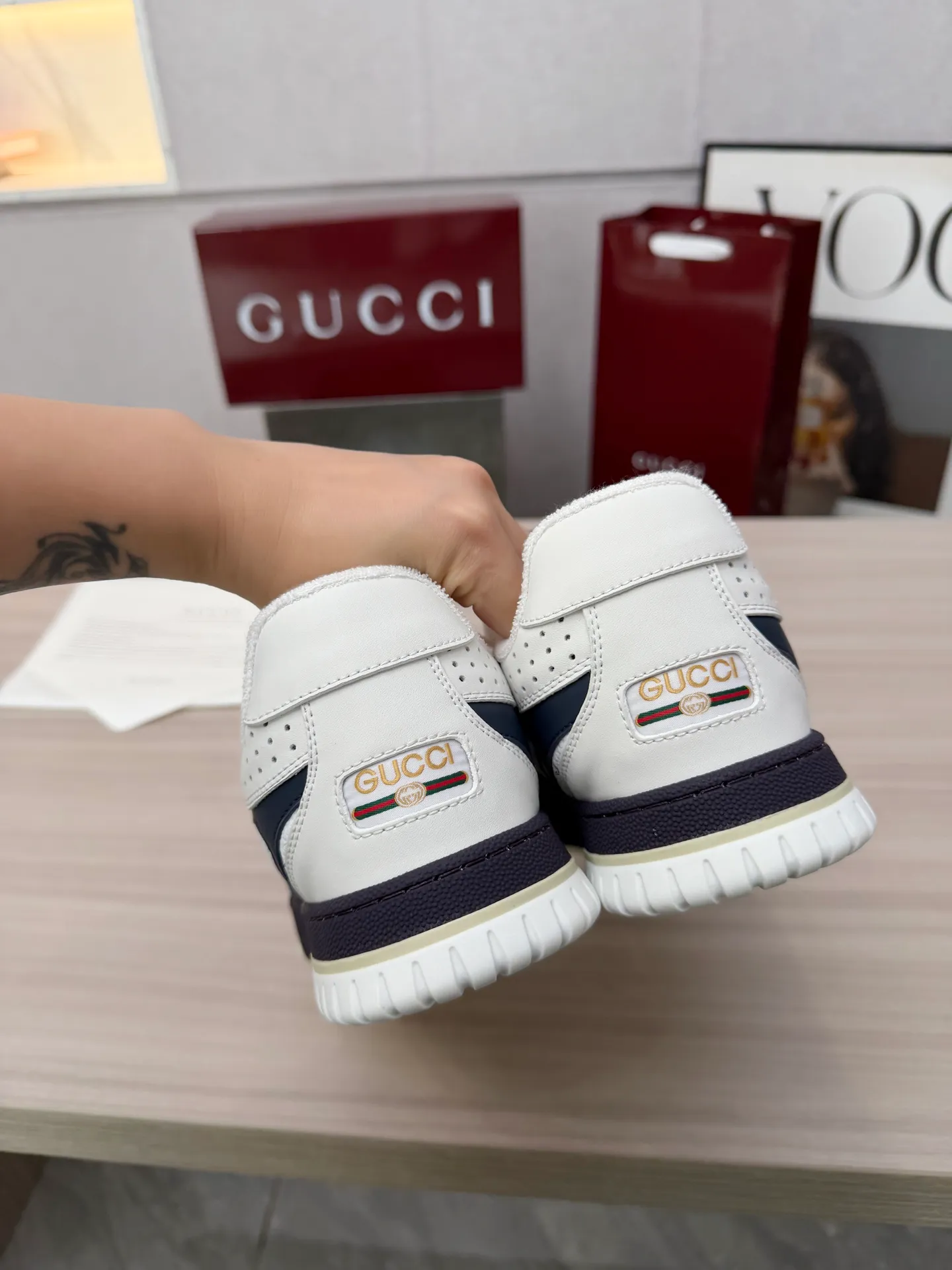 [G Home] P: 600💰 Couple size: Female 35-40. Male 39-44 (45 custom-made) 🆕2025.GUCC Gucci original order quality The latest popular high and low top aged couple sneakers series shipped original purchase development and production, this high and low top sneakers adopt a basketball-style silhouette design, cleverly integrated with hollow panels and distressed effects, showing unique ingenuity. The ingenuity incorporates brand logo details such as interlocking Double G styling accessories and Gucci lettering, a low-key tribute to the brand's design heritage. Exquisite packaging at the delivery counter 🛍📦 ▪️ Fabric: Original customized imported first-layer cowhide ▪️ Inner lining: Imported first-layer cowhide ▪️ Sole: Original molded two-color TPU sole ▪️ Sole thickness: 3cm